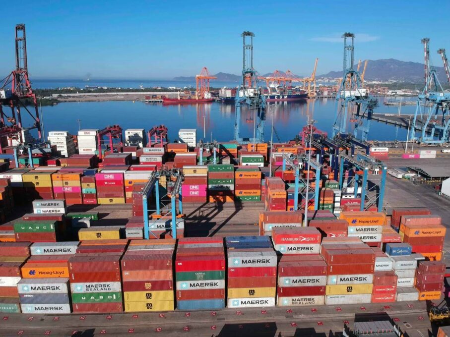 Roban 20 contenedores con oro y plata en puerto de Manzanillo