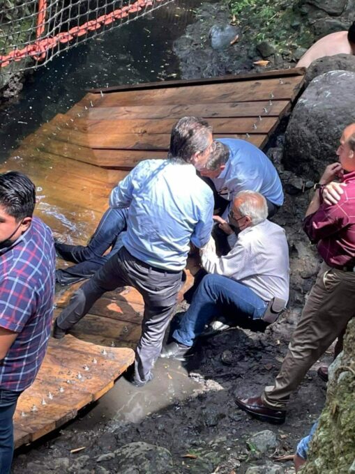 VIDEO: Cae puente colgante en parque de Cuernavaca