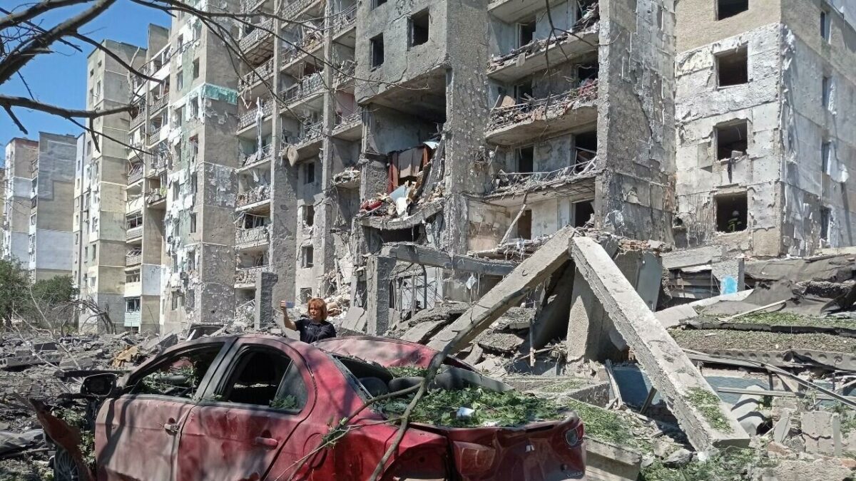 Mueren 18 personas durante ataque ruso con misiles a edificio residencial en Odesa