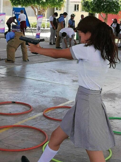 Policías de Guanajuato enseñan a estudiantes de secundaria a usar armas
