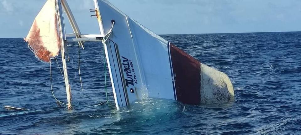 SEMAR rescata embarcación hundida en Punta Herrero; se desconoce paradero de los tripulantes 
