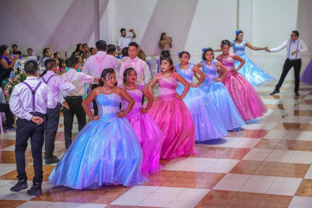 Celebran con regocijo a quinceañeras de Tulum