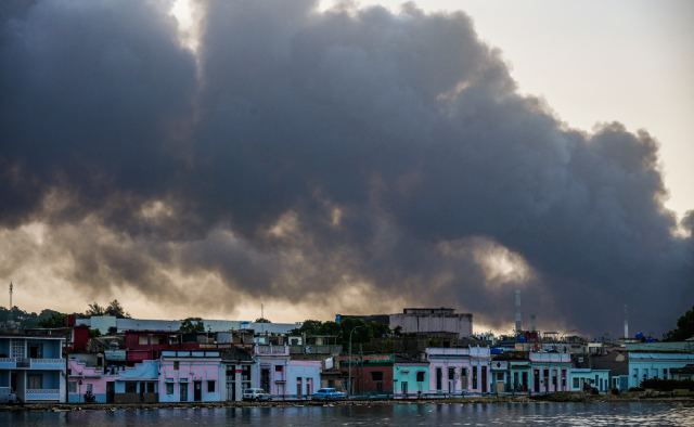 Cuba sigue luchando contra incendio petrolero; México envía más ayuda