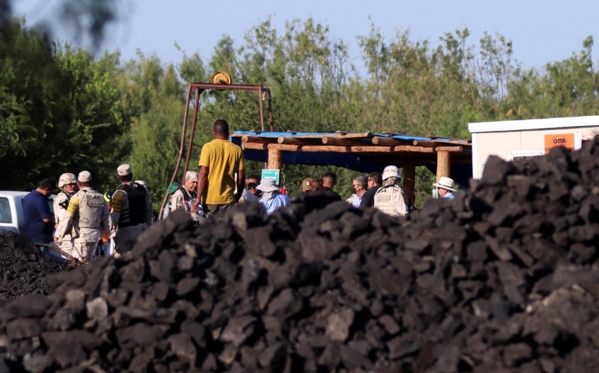 Diez trabajadores siguen atrapados tras un derrumbe en mina de Coahuila