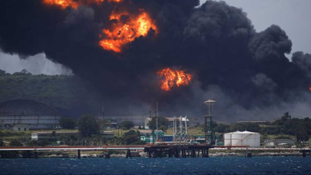 Llega ayuda de México a Cuba para combatir incendio petrolero