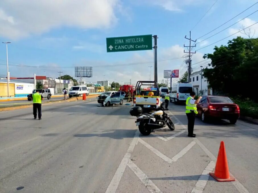 Mujer muere en taxi durante choque en el bulevar Colosio en Cancún