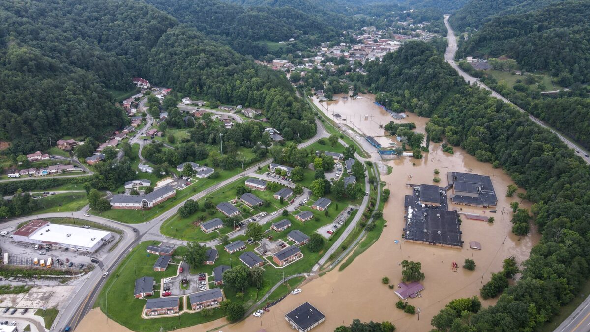 Suman 26 muertos por inundaciones en Kentucky
