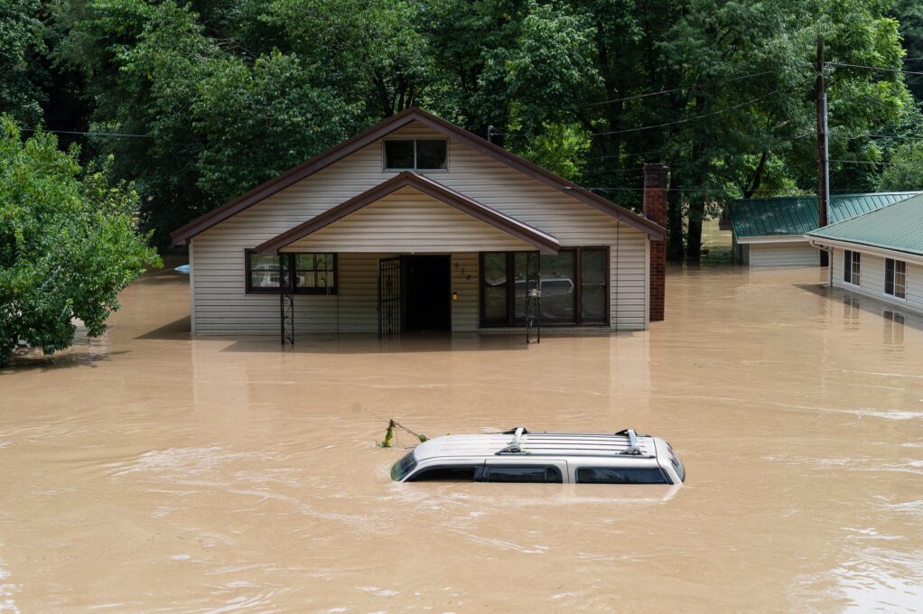 Suman 26 muertos por inundaciones en Kentucky
