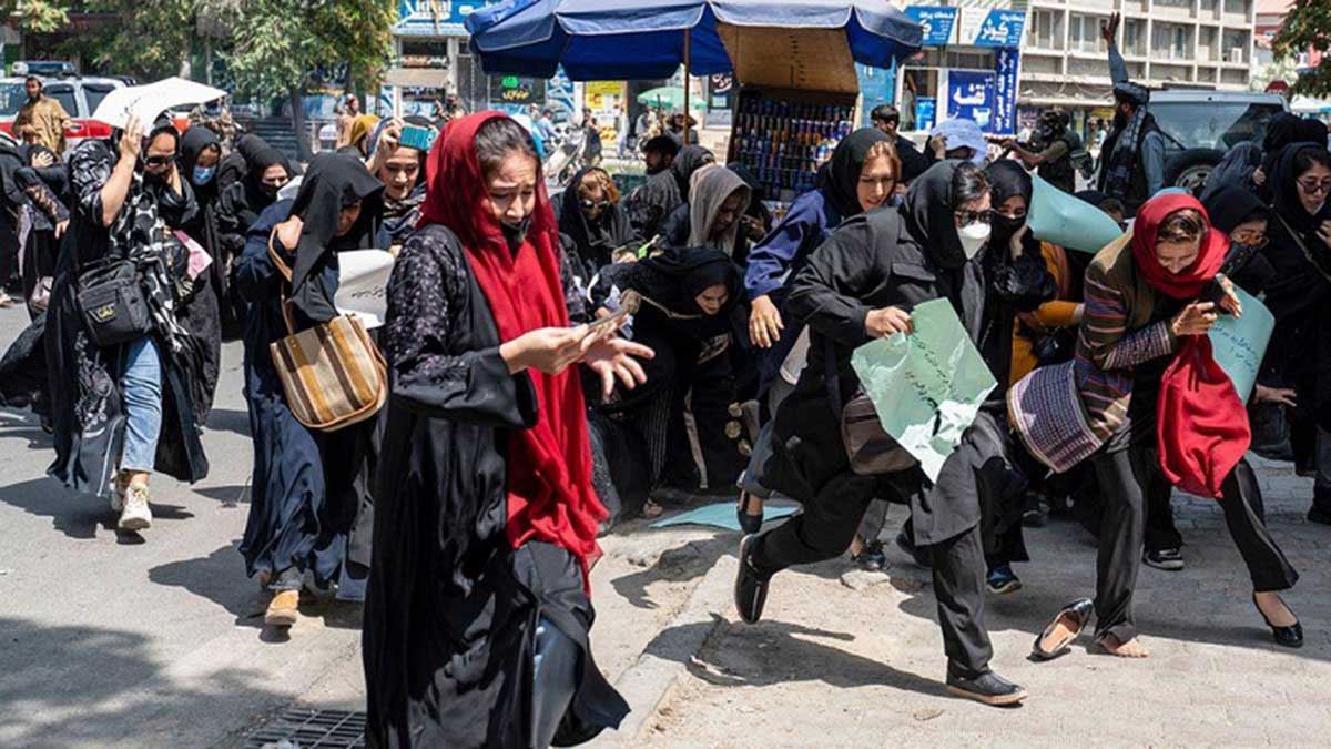 Talibanes reprimen manifestación de mujeres afganas que exigían derecho a la educación y al trabajo