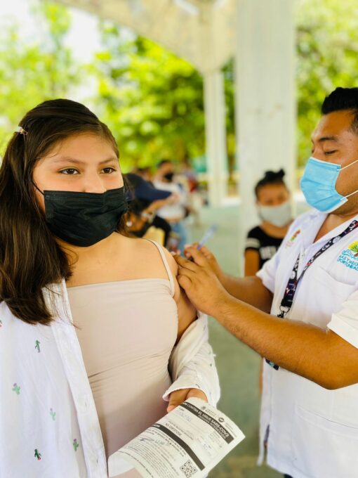 Buena respuesta de niñas y niños de Tulum a jornada de vacunación anti covid