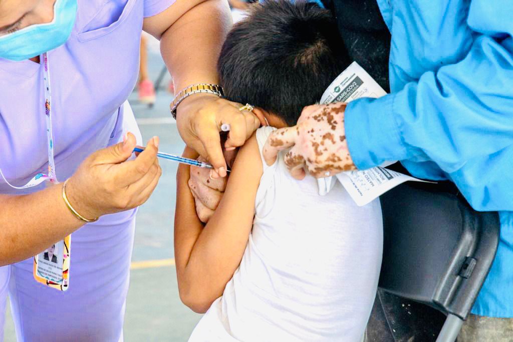 Buena respuesta de niñas y niños de Tulum a jornada de vacunación anti covid