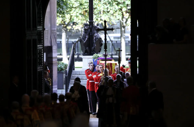 Cortejo fúnebre de Isabel II sale del Palacio de Buckingham al Parlamento
