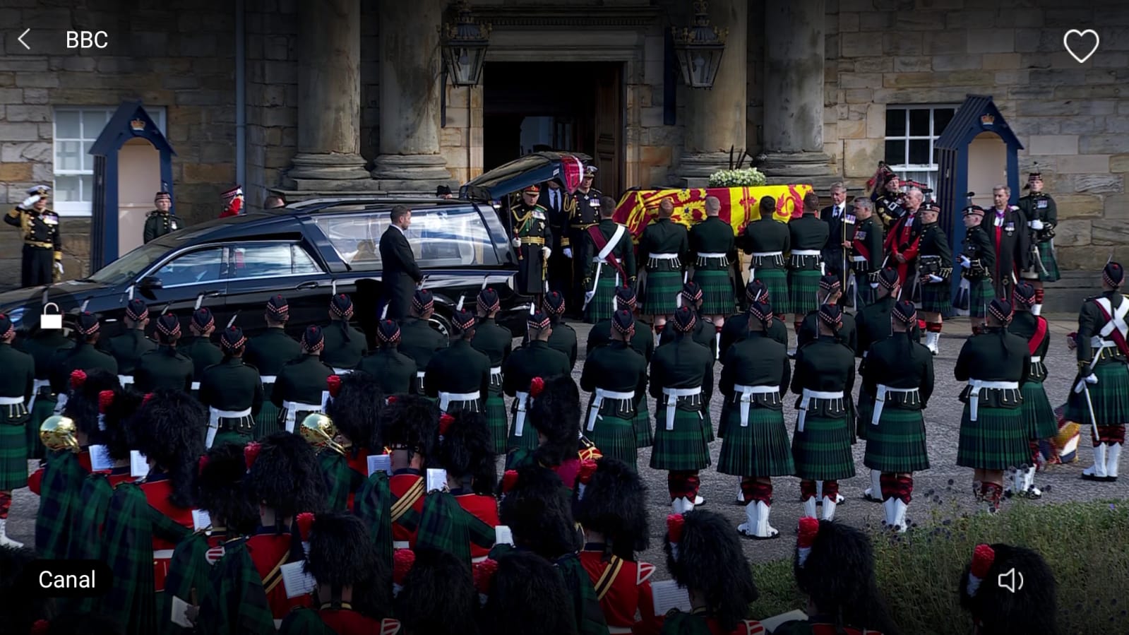 El rey Carlos III llega a Edimburgo para presidir cortejo fúnebre de Isabel II