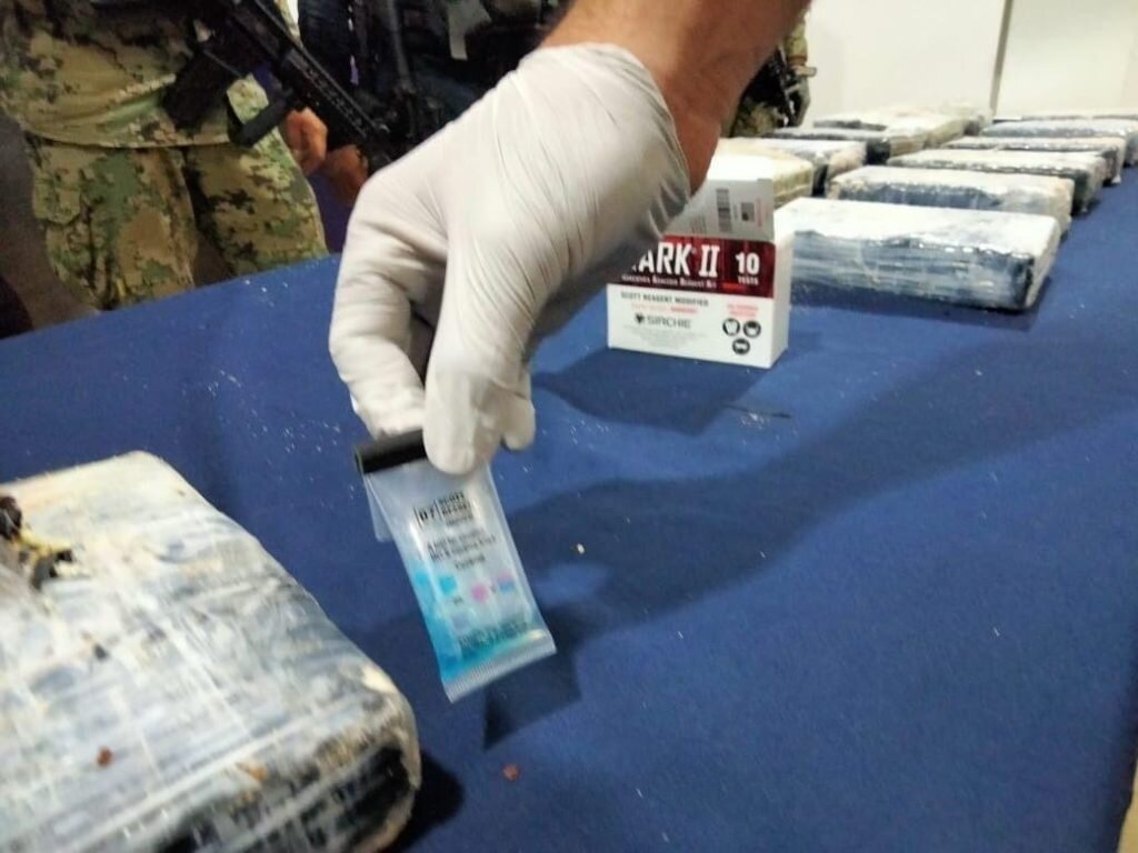 Elementos policiacos aseguran 22 ladrillos de droga en playas de Cozumel