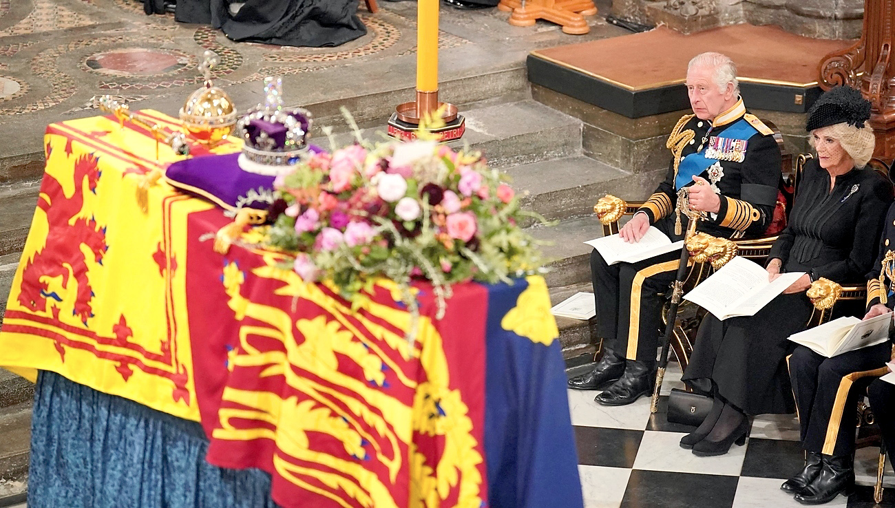 Féretro de Isabel II llega al arco de Wellington y parte a Windsor