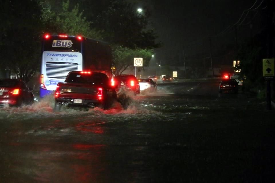 Fuertes lluvias provocan inundaciones en Nuevo León