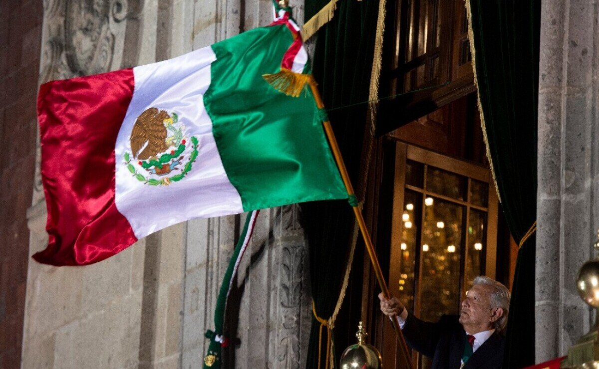 "¡Mexicanas y mexicanos, muera la corrupción!": López Obrador encabeza Grito de Independencia
