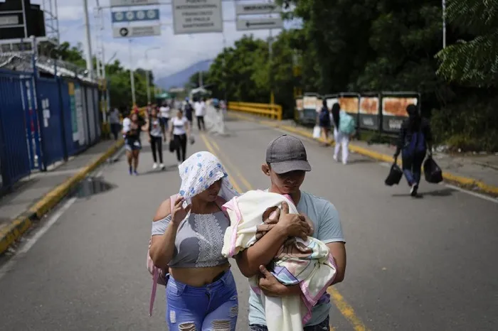 México arropa migrantes venezolanos rechazados por EEUU 