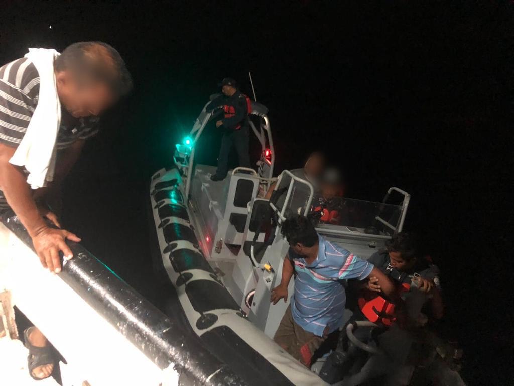 SEMAR rescata a seis hombres cuando su embarcación se incendiaba en Isla Mujeres