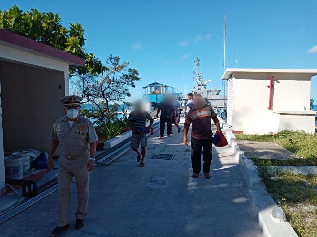 SEMAR rescata a seis hombres cuando su embarcación se incendiaba en Isla Mujeres
