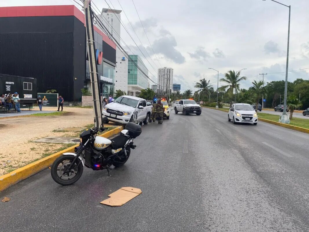 Se registra aparatosa colisión en la avenida Bonampak de Cancún