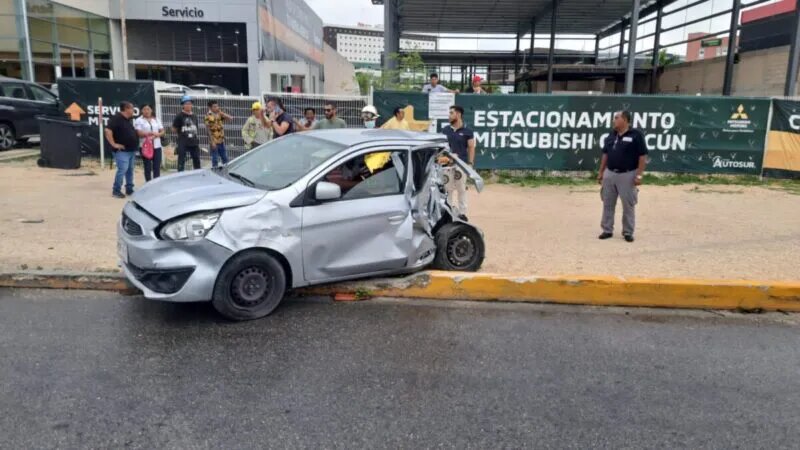Se registra aparatosa colisión en la avenida Bonampak de Cancún