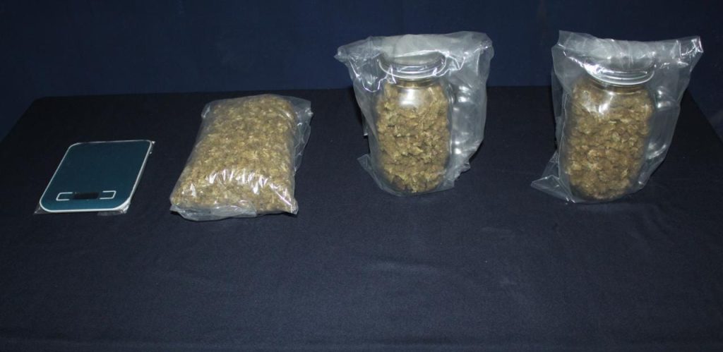 Tres sujetos fueron detenidos con frascos llenos de marihuana en Cancún
