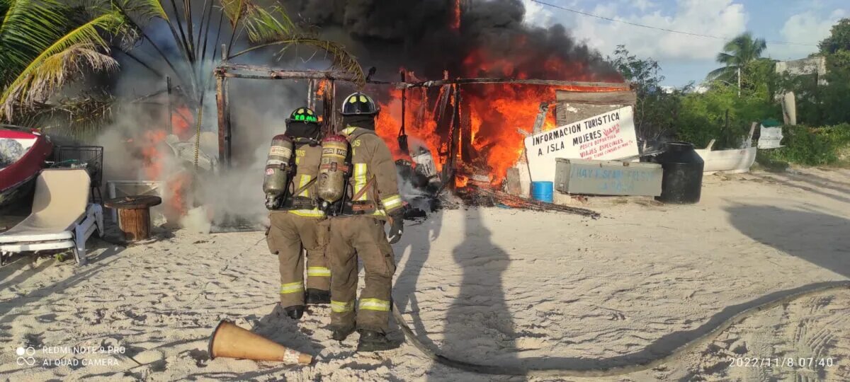 Consume el fuego una bodega de pescadores en Puerto Juárez
