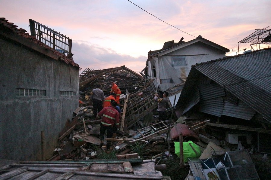 Sismo de 5.6 deja 56 muertos y más de 700 heridos en Indonesia