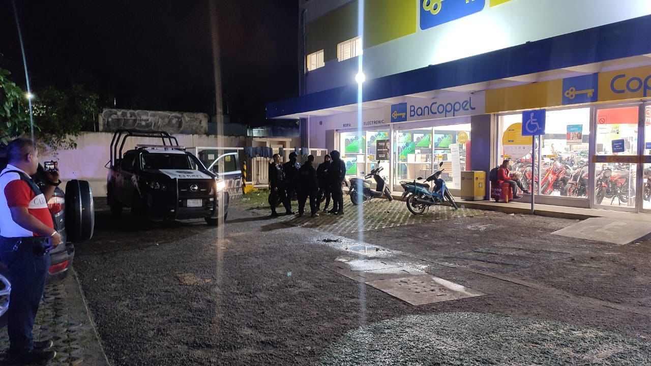 Sujetos armados amagan empleados y asaltan Coppel Lakín en Cancún