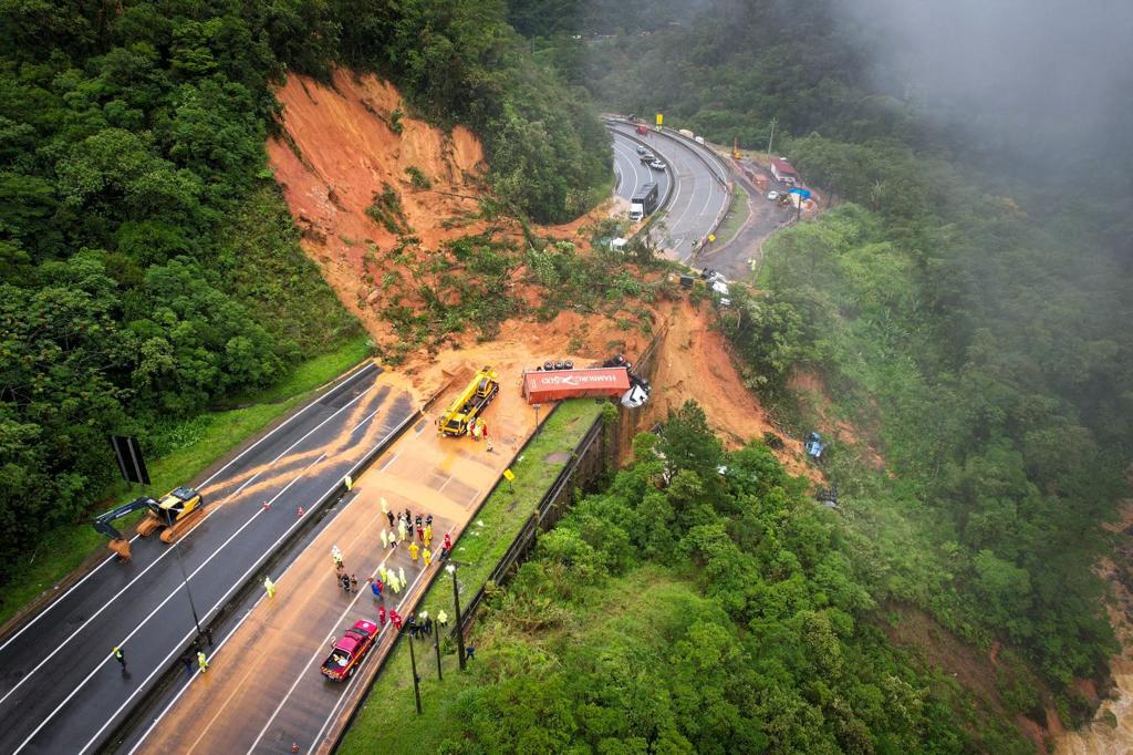 Deslizamiento por fuertes lluvias en Brasil deja 2 muertos y al menos 30 desaparecidos