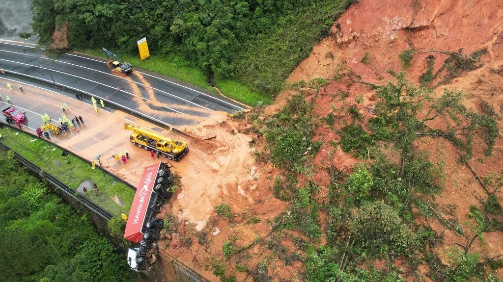Deslizamiento por fuertes lluvias en Brasil deja 2 muertos y al menos 30 desaparecidos