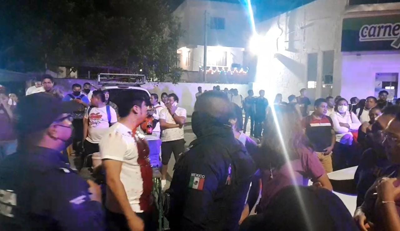 Taxistas agreden a ciudadano en la Av. Kabah de Cancún
