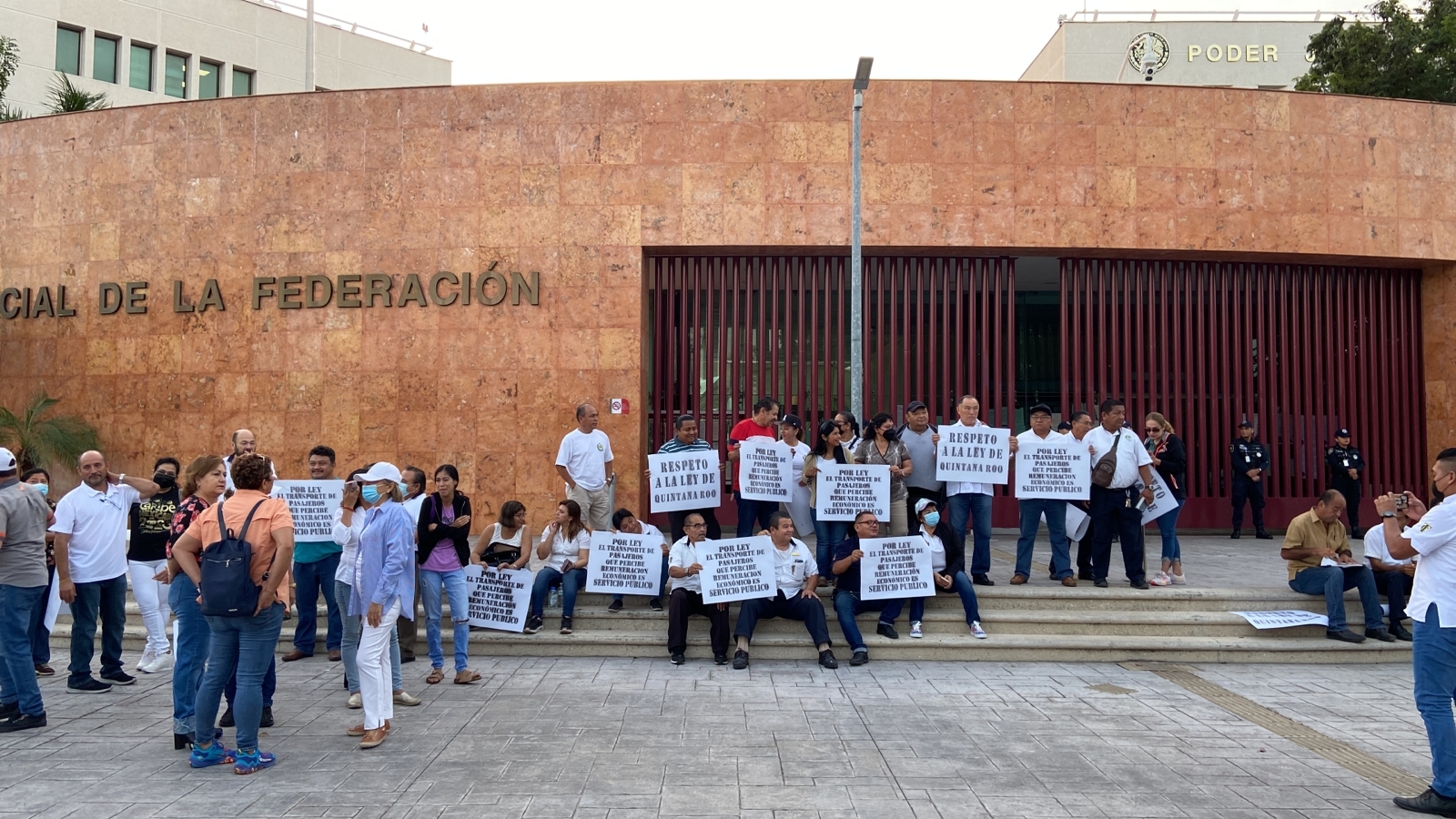 Taxistas de Quintana Roo pretenden bloquear carretera principales como protesta contra Uber