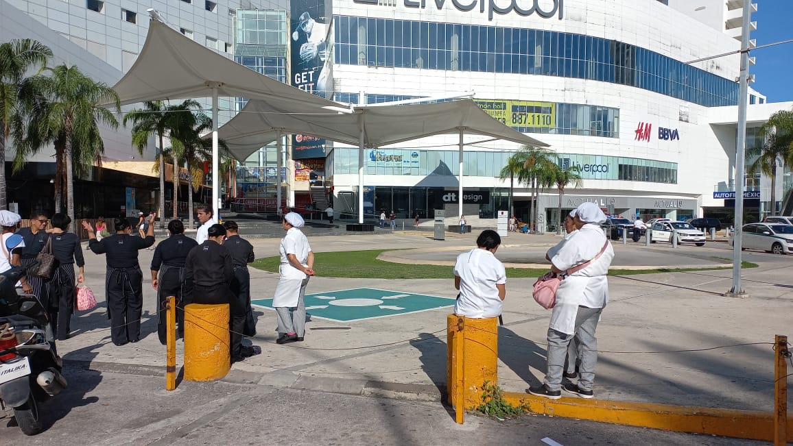 Se registra explosión en Toks de plaza Las Américas, en Cancún