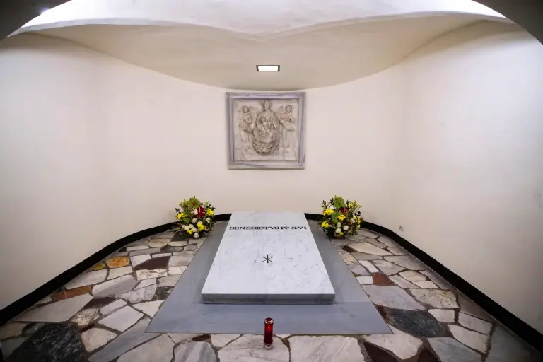 Abre tumba de Benedicto XVI en cripta vaticana