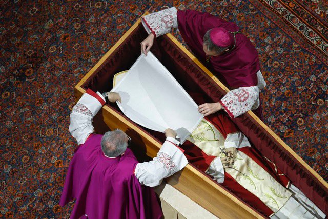 Con Francisco ante el ataúd de Benedicto XVI, acaba la era de los “dos papas”