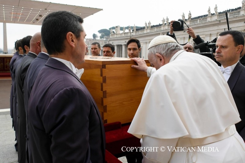 Con Francisco ante el ataúd de Benedicto XVI, acaba la era de los “dos papas”