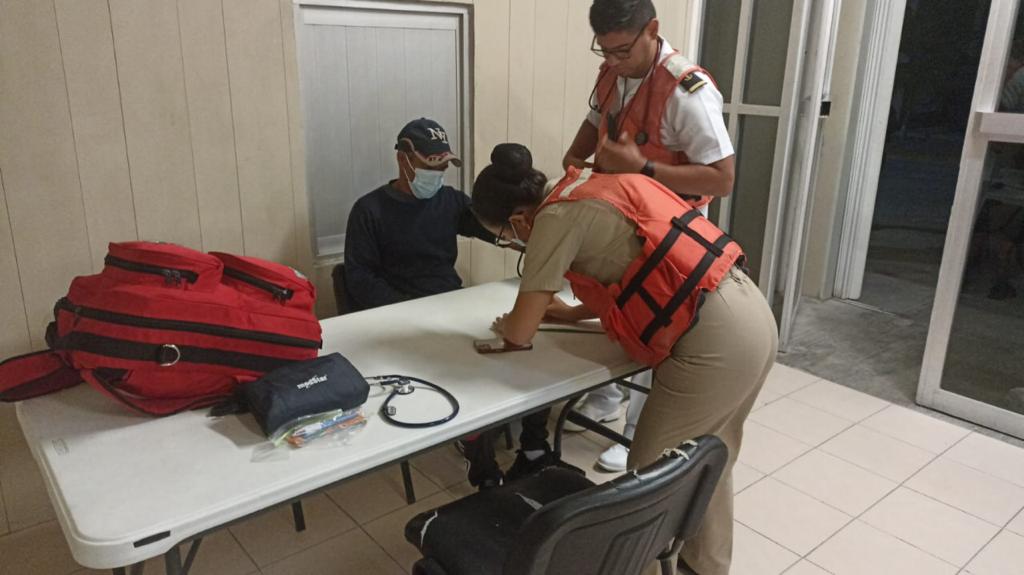 Marina rescata a nueve extranjeros en Isla Mujeres que estaban en altamar