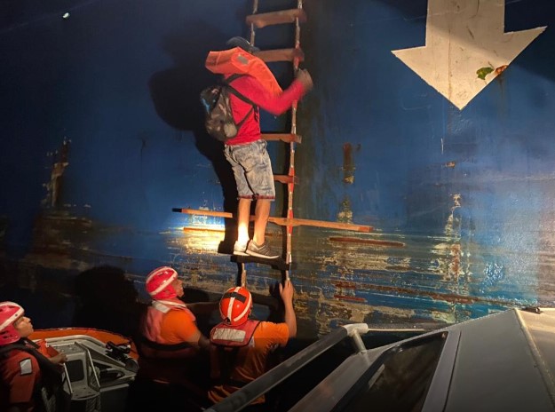Marina rescata a nueve extranjeros en Isla Mujeres que estaban en altamar