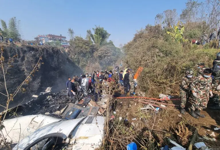 Recuperan cajas negras de avión siniestrado en Nepal