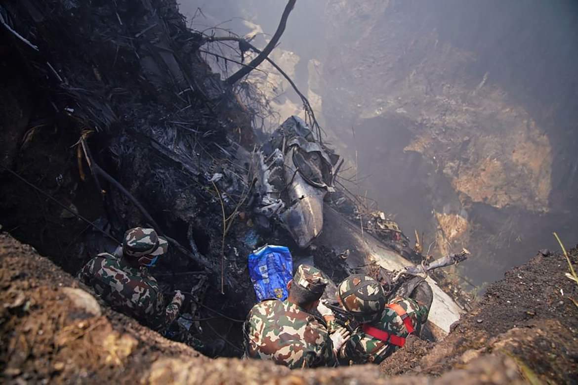 Se estrella avión en Nepal; recuperan 68 cadáveres