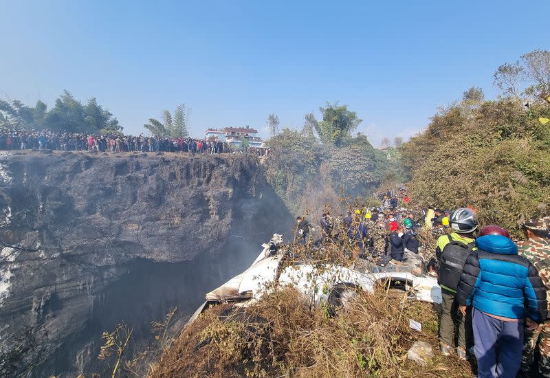Se estrella avión en Nepal; recuperan 68 cadáveres