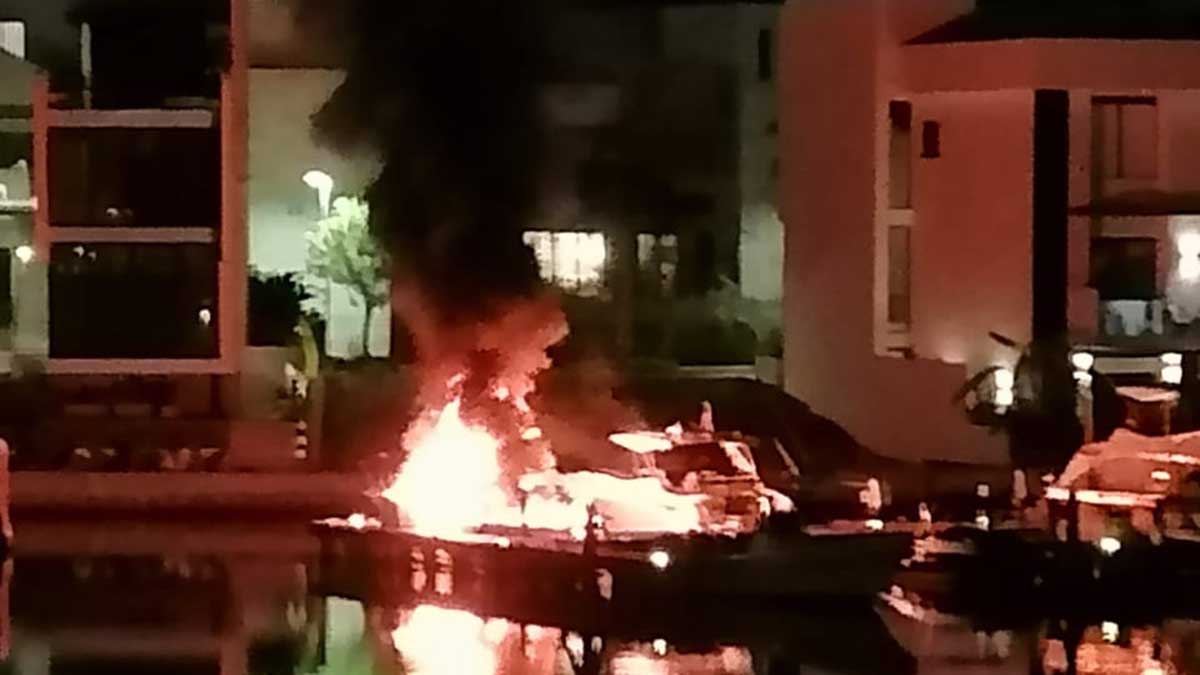 Se incendia un yate en la marina de Puerto Cancún