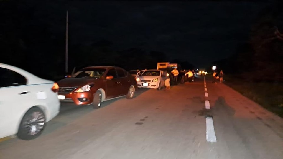 Vuelca tráiler de yogurt en carretera Tulum - Carrillo Puerto y la rapiña no se hace esperar