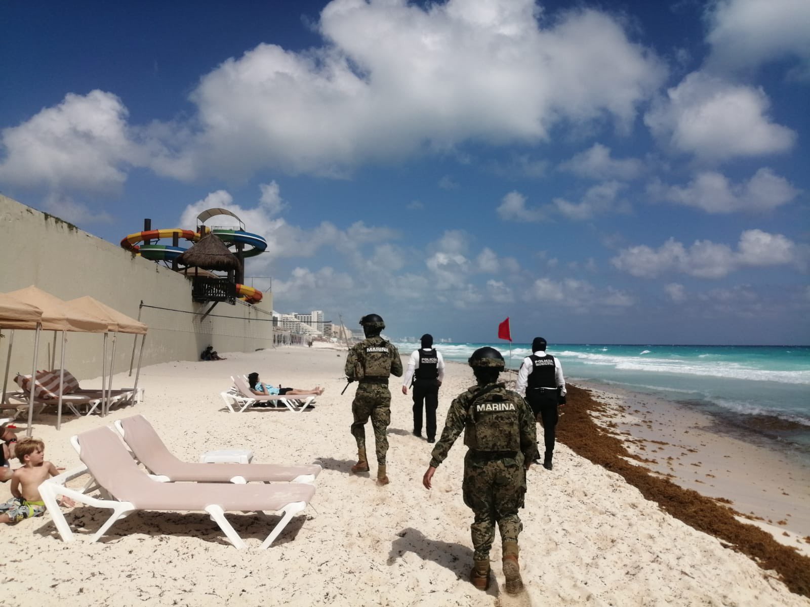Elementos policiacos refuerzan vigilancia en playas de Cancún tras riña entre ambulantes 