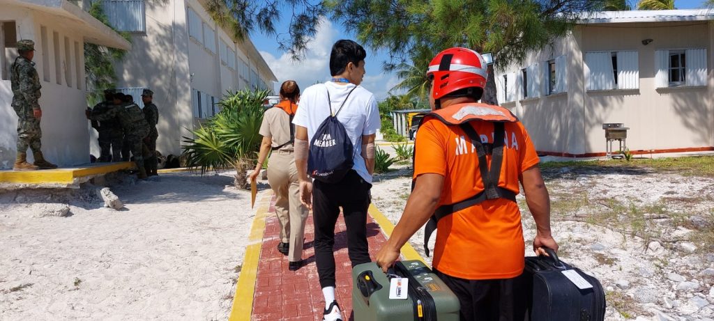 Marinos evacuan a turista que estaba abordo de un crucero al norte de Isla Mujeres