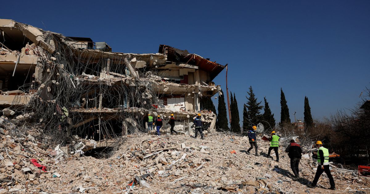 Rescatan a 3 jóvenes en Turquía tras 198 horas atrapados entre escombros