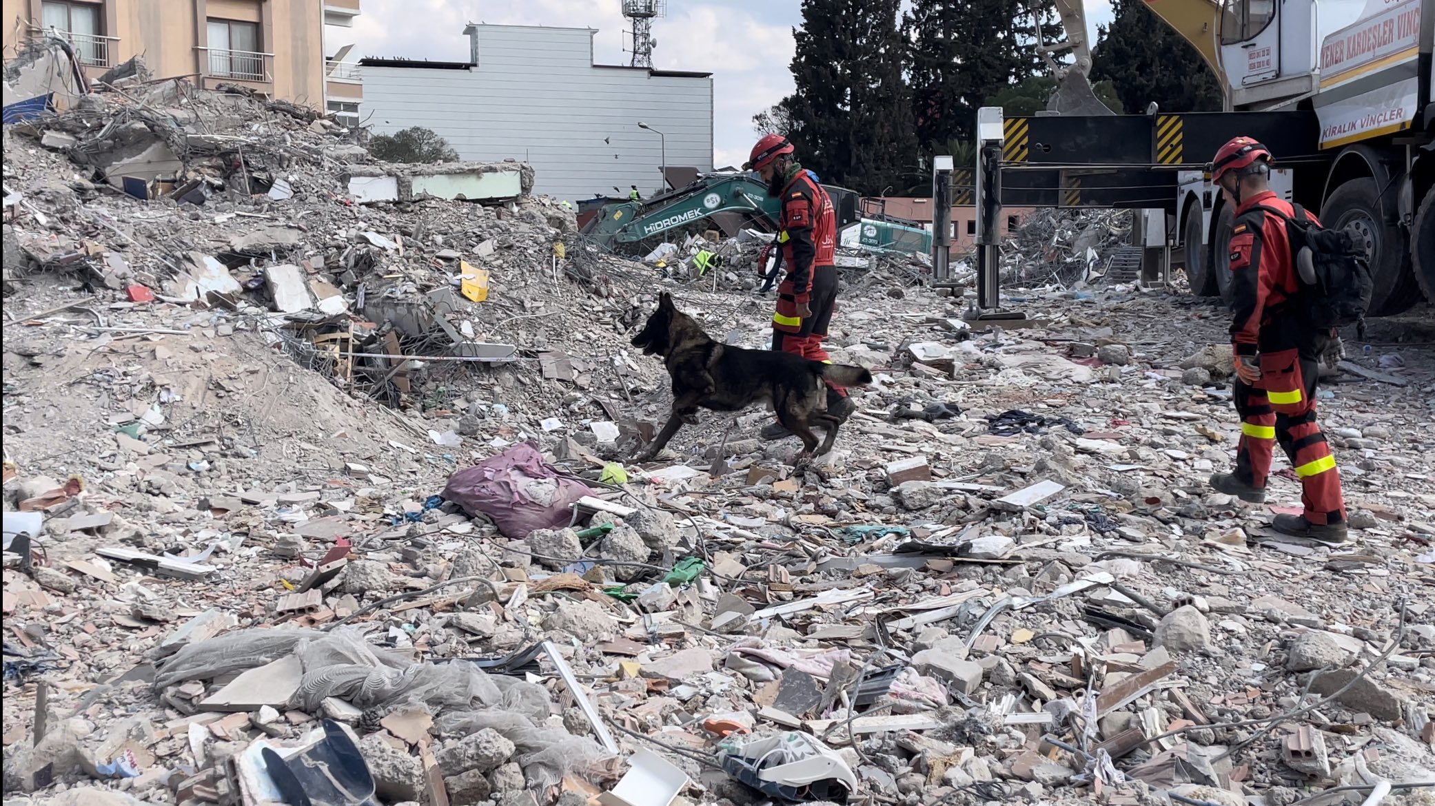 Rescatan a 3 jóvenes en Turquía tras 198 horas atrapados entre escombros