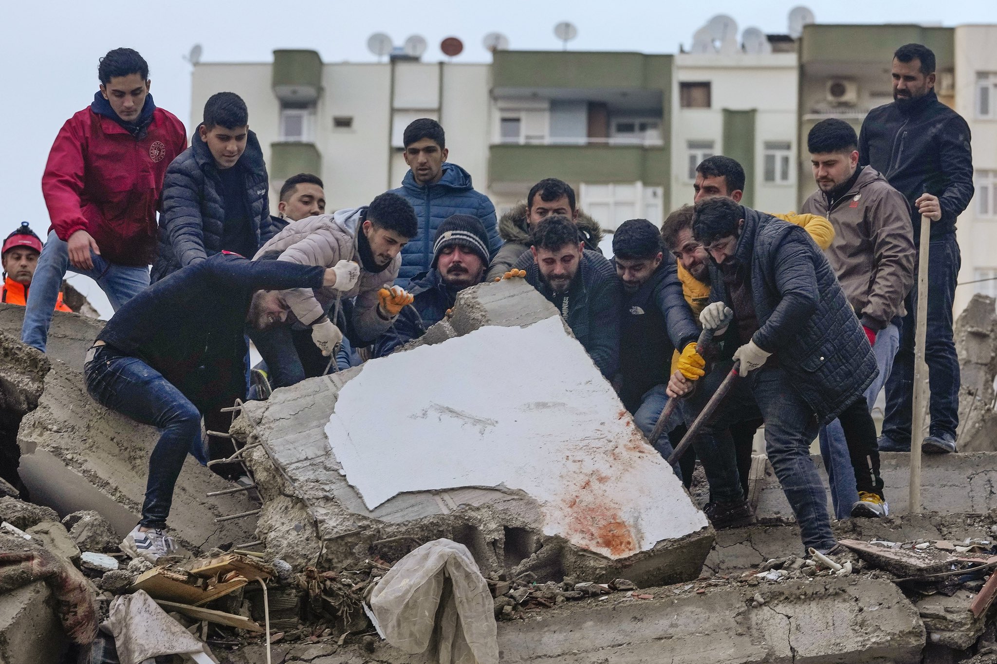 Turquía desaloja a cientos de miles de personas tras el terremoto